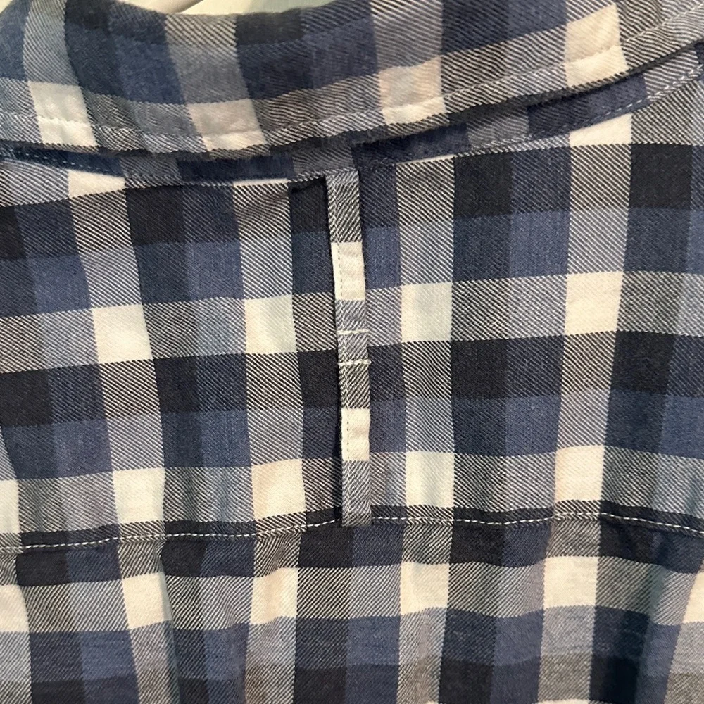 0098 Banana Republic‎ Navy and White Plaid Shirt men’s size large